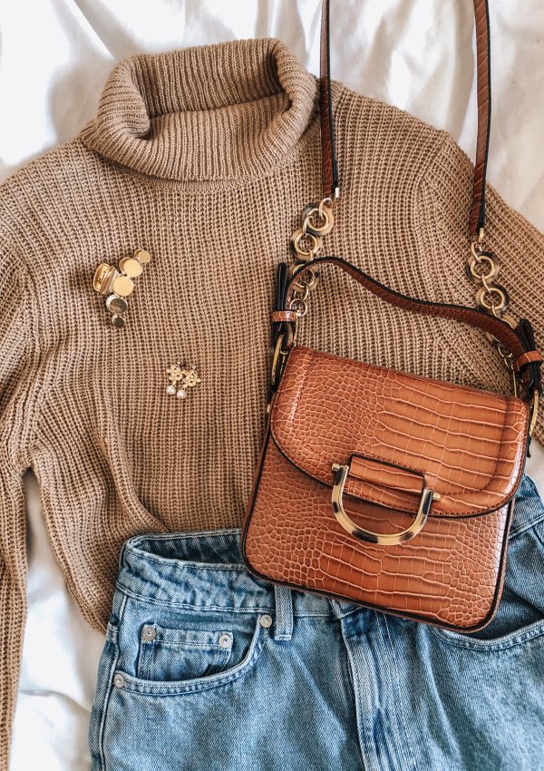 Brown knitted jumper with snakeskin handbag